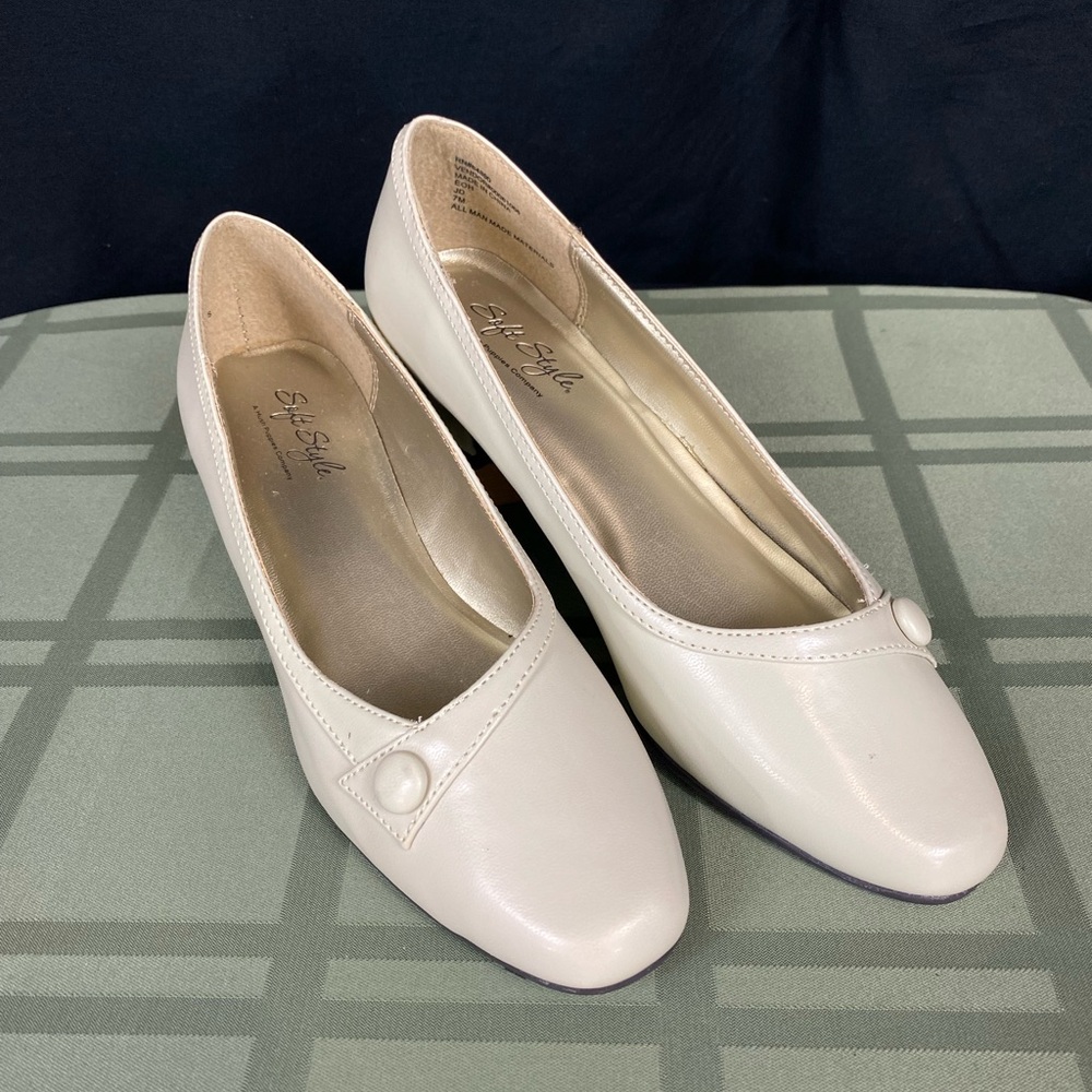 Soft Style Hush Puppies Cream Women's Slip on Flats